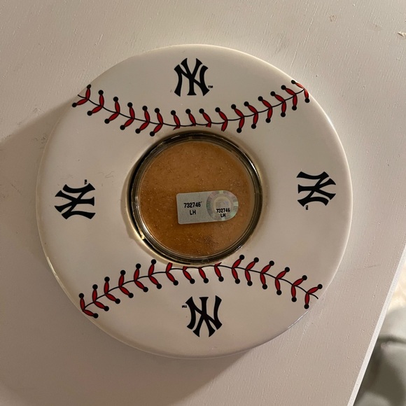 NY Yankee Coasters w/ Game Field Dirt Center Authentic - Picture 3 of 6